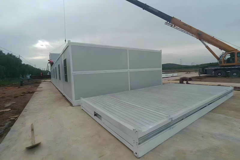 Folding prefabricated building